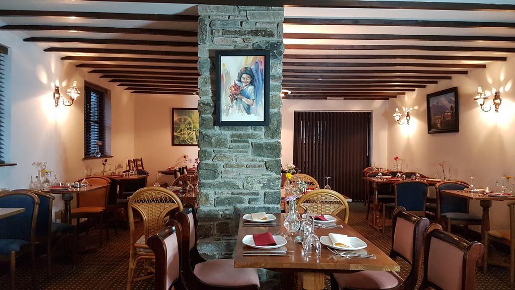 New Gurkha Inn เบรคอน ภายนอก รูปภาพ